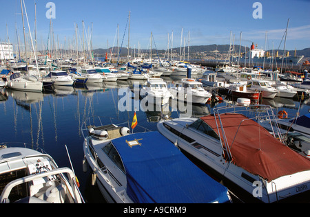 Vue panoramique sur la baie, port coloré & marina de Vigo Galice Espagne péninsule ibérique Iberia España Europe Banque D'Images