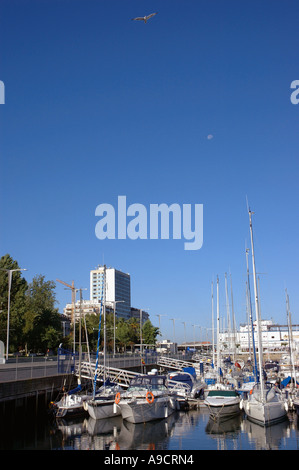 Vue de la baie, port coloré & marina de Vigo Galice Espagne péninsule ibérique Iberia España Europe Banque D'Images