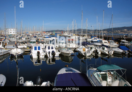 Vue de la baie, port coloré & marina de Vigo Galice Espagne péninsule ibérique Iberia España Europe Banque D'Images