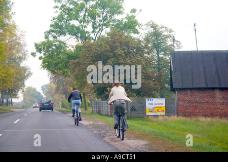 Bicyclers polonais voyageant le long de routes de campagne. L'autoroute 72 entre Lodz et Rawa Maz. Pologne Banque D'Images