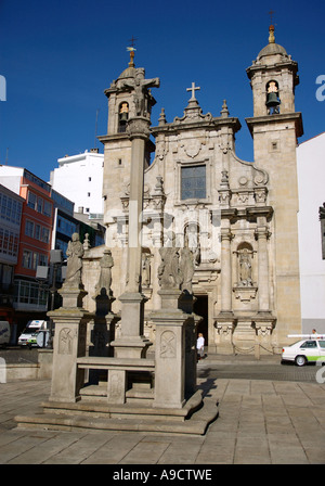 Vue sur l'église de San Jorge avec ses clochers traverse des statues du Christ et de La Coruña A Coruña Galice Espagne Europe Corunha Banque D'Images