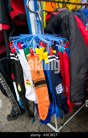 Chaussettes de sport colorées et des vestes à la vente à la Polish Balucki Rynek trottoir marché. Lodz Pologne Banque D'Images