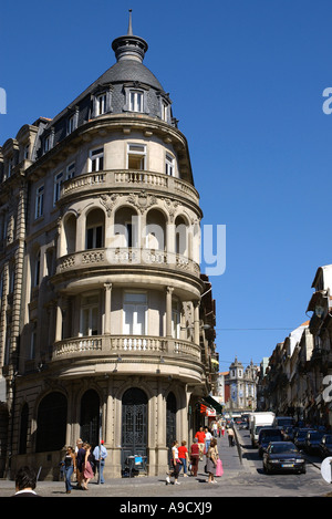 Vue panoramique magnifique architecture bâtiment fenêtre balcon rue animée église vieille ville Porto Portugal Europe Banque D'Images