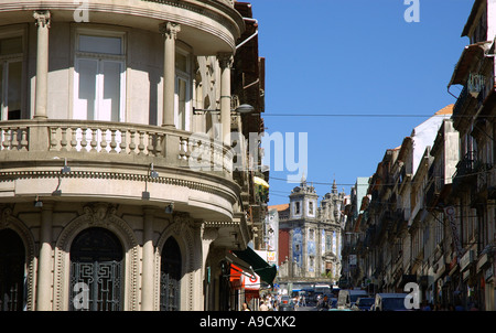 Vue panoramique magnifique architecture bâtiment fenêtre balcon rue animée église vieille ville Porto Portugal Europe Banque D'Images