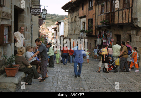 Avis de Santillana del Mar village médiéval préservé en Cantabrie Espagne España Europe Banque D'Images