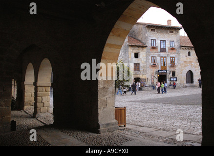 Avis de Santillana del Mar village médiéval préservé en Cantabrie Espagne España Europe Banque D'Images