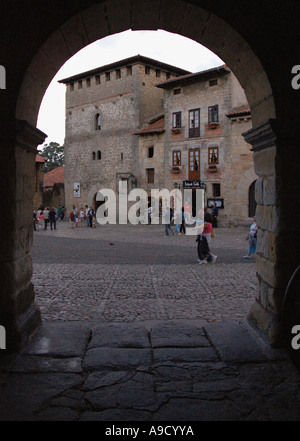 Avis de Santillana del Mar village médiéval préservé en Cantabrie Espagne España Europe Banque D'Images