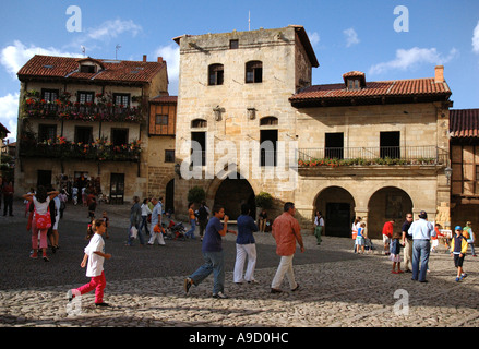 Avis de Santillana del Mar village médiéval préservé en Cantabrie Espagne España Europe Banque D'Images