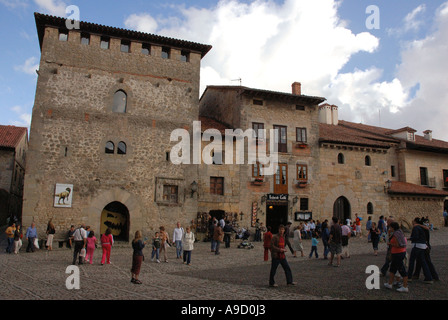 Avis de Santillana del Mar village médiéval préservé en Cantabrie Espagne España Europe Banque D'Images