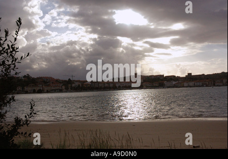 Coucher du soleil pacifique dans la plage de San Vicente de la Barquera Cantabrie Golfe de Gascogne Golfo de Vizcaya Espagne España Iberia Europe Banque D'Images