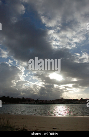 Coucher du soleil pacifique dans la plage de San Vicente de la Barquera Cantabrie Golfe de Gascogne Golfo de Vizcaya Espagne España Iberia Europe Banque D'Images