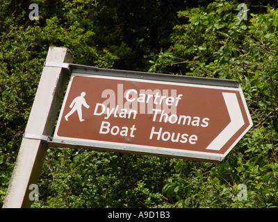 Signpost pointant en direction de Dylan Thomas Boat House dans la ville de Laugharne Carmarthenshire Pays de Galles GB UK 2003 Banque D'Images