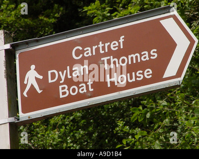 Signpost pointant en direction de Dylan Thomas Boat House dans la ville de Laugharne Carmarthenshire Pays de Galles GB UK 2003 Banque D'Images