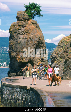 Les gens qui marchent le long du Stanley Park Seawall à iwash 'Rock' et 'la baie English à Vancouver, British Columbia Canada pour l'été Banque D'Images