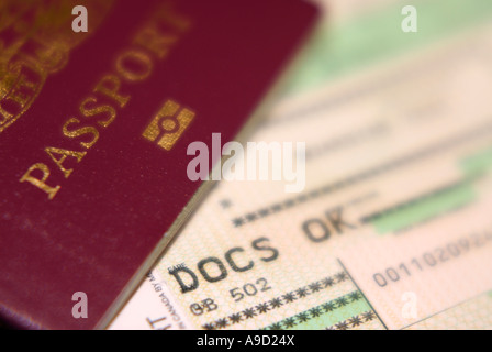 Passeport biométrique et DOCS OK d'embarquement Banque D'Images