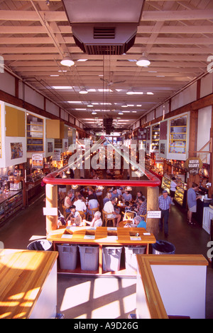 Marché public de Granville Island, BC, Vancouver, Colombie-Britannique, Canada - Vue de l'intérieur de la zone des stands de nourriture et de l'alimentation Banque D'Images