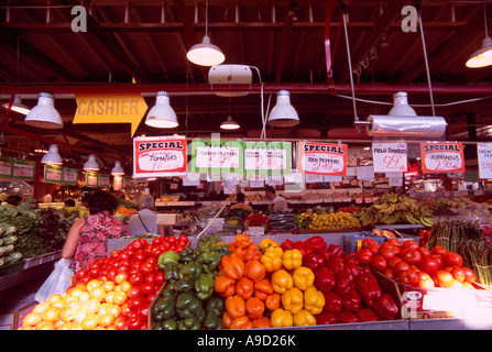 Marché public de Granville Island, Vancouver, BC - Colombie-Britannique, Canada - Frais de l'agriculteur les légumes locaux et de produire pour la vente Banque D'Images