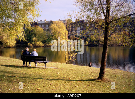 Vue sur un petit étang à Hampstead Heath Park au nord de Londres Angleterre Royaume-Uni UK Europe Banque D'Images