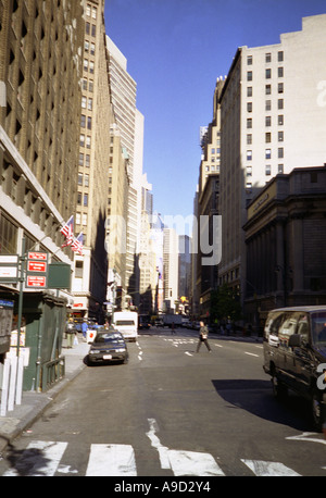 View of Manhattan street & skyscrapers New York USA États-Unis d'Amérique Banque D'Images