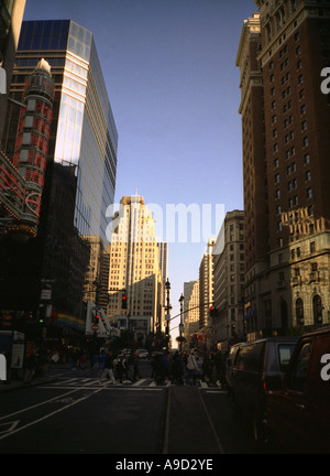 View of Manhattan street & skyscrapers New York USA États-Unis d'Amérique Banque D'Images