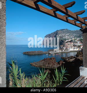 Vue sur le village de pêcheurs de Camara de Lobos (où Winston Churchill utilisé pour la peinture), Côte Sud, Madeira, Portugal Banque D'Images