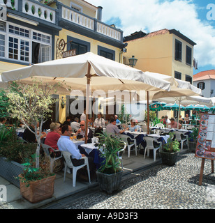 Trottoir Restaurant dans la vieille ville (Zona Velha), Funchal, Madeira, Portugal Banque D'Images