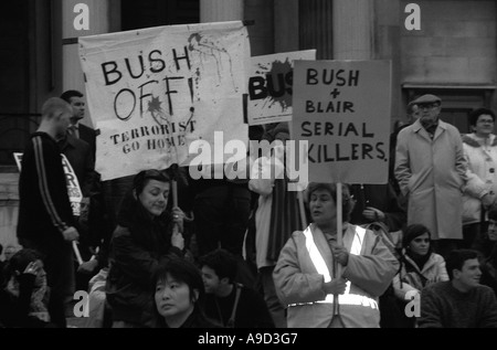 Bush l'Anti guerre en Irak Manifestation à Trafalgar Square Londres Angleterre Royaume-Uni Europe Banque D'Images