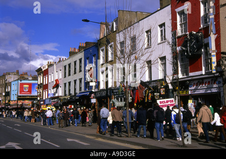 Vue de la rue colorée animée occupé & boutiques à Camden Town Londres Angleterre Royaume-Uni Europe Banque D'Images