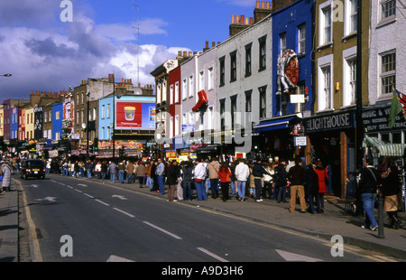 Vue de la rue colorée animée occupé & boutiques à Camden Town Londres Angleterre Royaume-Uni Europe Banque D'Images