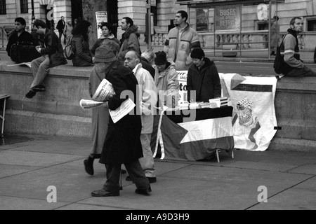 Guerre en Irak contre manifestation à Trafalgar Square Londres Angleterre Royaume-Uni Europe Banque D'Images