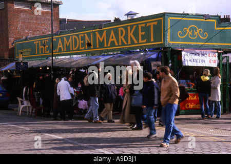 Vue sur le quartier animé de Camden Market colorés à Camden Town Londres Angleterre Royaume-Uni Europe Banque D'Images