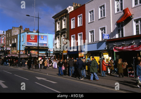 Vue de la rue colorée animée occupé & boutiques à Camden Town Londres Angleterre Royaume-Uni Europe Banque D'Images