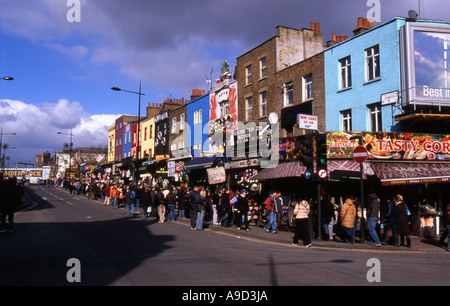 Vue de la rue colorée animée occupé & boutiques à Camden Town Londres Angleterre Royaume-Uni Europe Banque D'Images