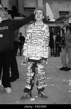 Les jeunes manifestant couverts dans 'Off' Bush Anti guerre en Irak autocollants Trafalgar Square Londres Angleterre Royaume-Uni Europe Banque D'Images