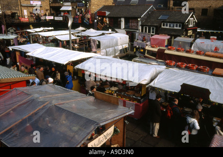 Voir des boutiques colorées animé et supports Camden Lock Market Camden Town Londres Angleterre Royaume-Uni Europe Banque D'Images