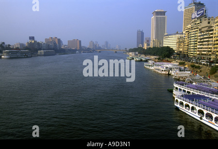 Vue panoramique sur la rivière du Nil Caire République arabe d'Egypte Afrique du Nord Moyen-orient égyptien Banque D'Images