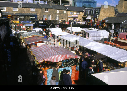 Voir des boutiques colorées animé et supports Camden Lock Market Camden Town Londres Angleterre Royaume-Uni Europe Banque D'Images