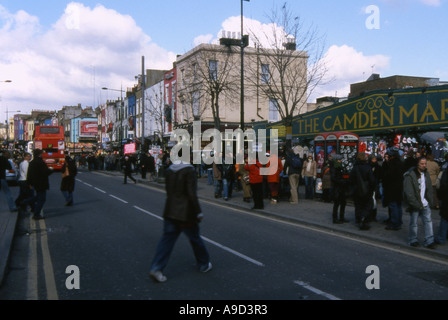 Avis de marché de Camden coloré animé occupé et Double Decker Bus dans Camden Town Londres Angleterre Royaume-Uni Europe Banque D'Images