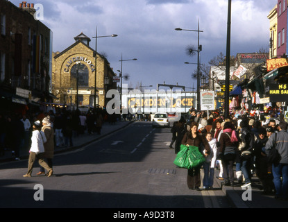 Vue de la rue colorée animée occupé Camden Lock Market Camden Town Londres Angleterre Royaume-Uni Europe Banque D'Images