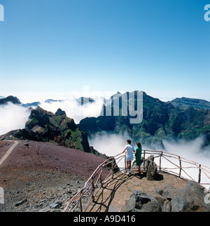 Couple à la recherche de la vue depuis le point de vue de Pico do Arieiro dans les montagnes de Madère, Portugal Banque D'Images