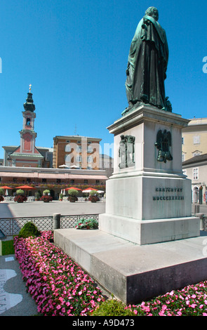 Statue de Mozart dans la Mozartplatz, Altstadt (vieille ville), Salzbourg, Autriche Banque D'Images