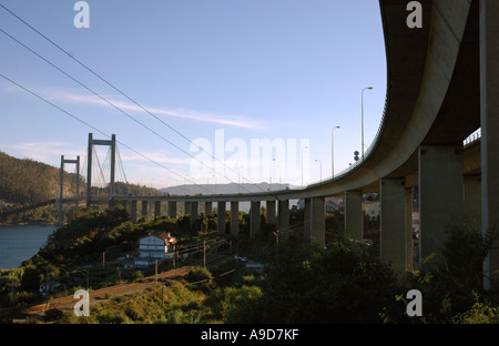 Vue de dessous du pont suspendu moderne dans la Ria de Vigo Galice Espagne Chapela Péninsule Ibérique Iberia España Europe Banque D'Images