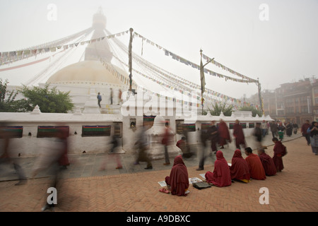 À l'aube brumeuse de stupa bouddhiste Boudhanath, ville de Katmandou, Népal Banque D'Images