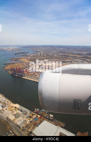 Approche de vol de l'Aéroport International de Newark New York montrant les quais et moteur Rolls Royce prises à partir de l'avion avion Banque D'Images