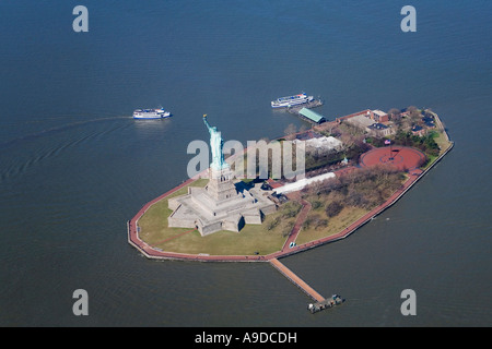 Statue de la Liberté et Liberty Island en 1350, le soleil de printemps New York United States of America USA Banque D'Images