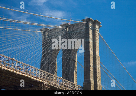 Pont de Brooklyn close up close-up Soleil en gros plan avec ciel bleu bas Manhattan Downtown New York City United States usa Banque D'Images