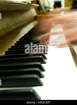 Close up of hands jouer du piano Banque D'Images