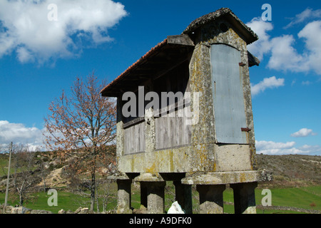 Vue d'un Espigueiro en milieu rural au Portugal Banque D'Images