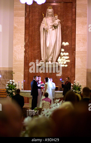 Vœux à dire mariage catholique polonaise. Lodz Pologne Banque D'Images