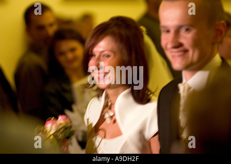 Église catholique polonaise de mariage just married couple. Lodz Pologne Banque D'Images